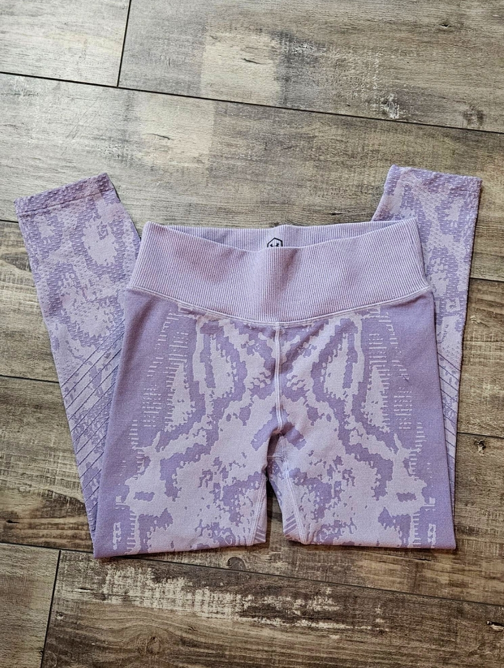 UNDER ARMOUR Lavendar Purple Textured Legging Size Medium